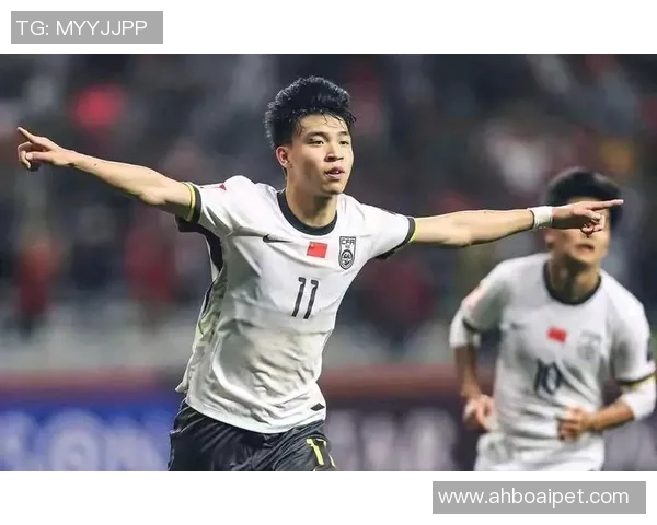 年轻足球明星帅气照片展现运动魅力与青春活力的完美结合 年轻足球明星帅气照片展现运动魅力与青春活力的完美结合