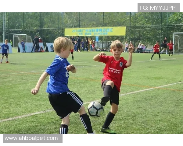 年轻帅哥足球明星风采尽显青春魅力与运动激情的精彩瞬间